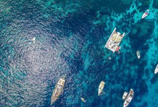 Comino'daki Crystal Bay teknelerin havadan fotoğrafı